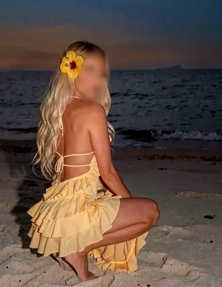 Manuela, 36