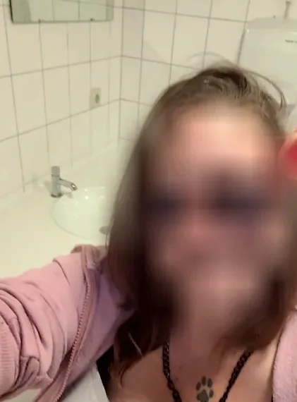 Rosa, 33